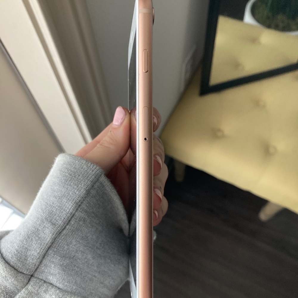 Iphone 8 plus Rose Gold - Picture 3 of 5